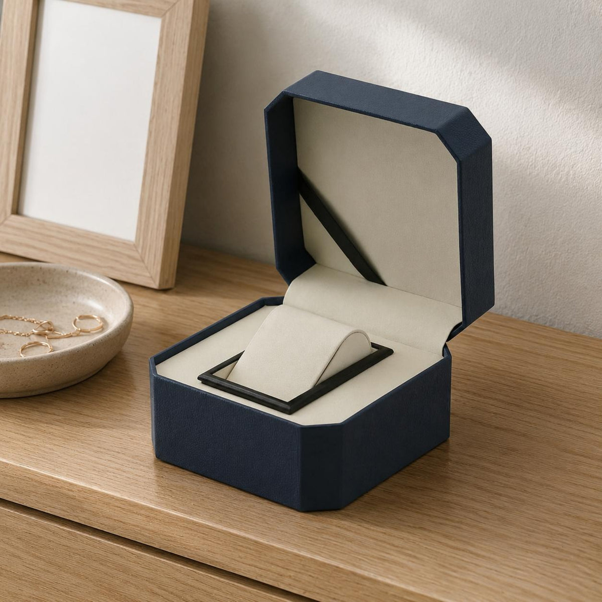 Litchi-Grain Watch Light Box Beige PU Leather Watch Box Scratch Protection